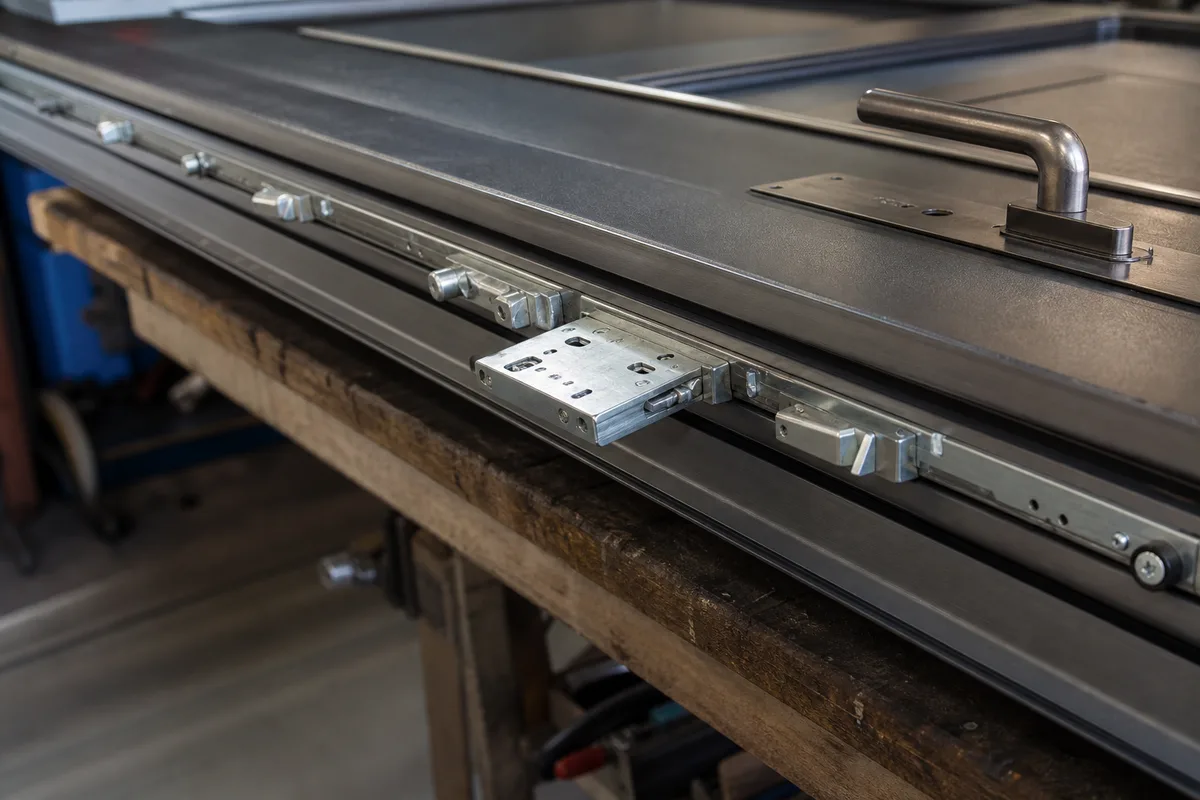 Serrure multipoint ouverte montrant les points de verrouillage sur une porte d&rsquo;entrée, atelier de serrurier