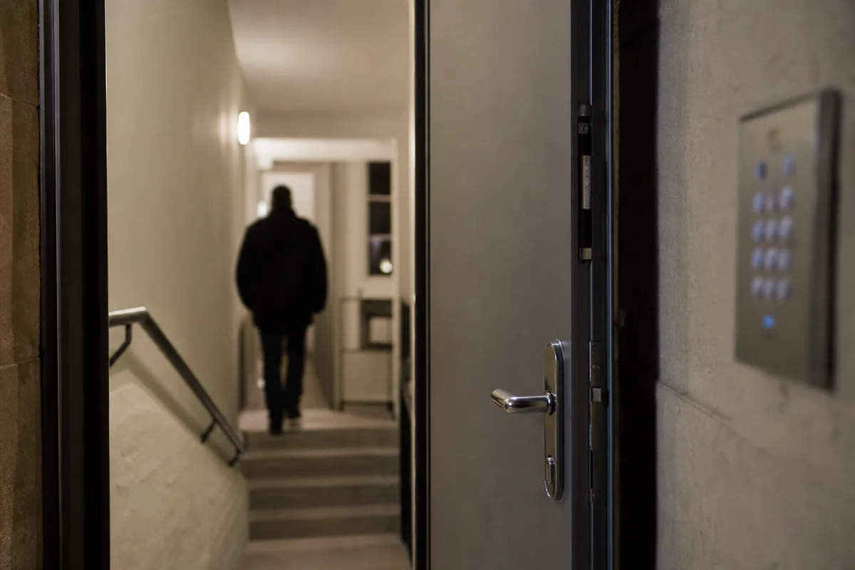 Cage d&rsquo;escalier d&rsquo;un immeuble collectif avec porte palière métallique et digicode